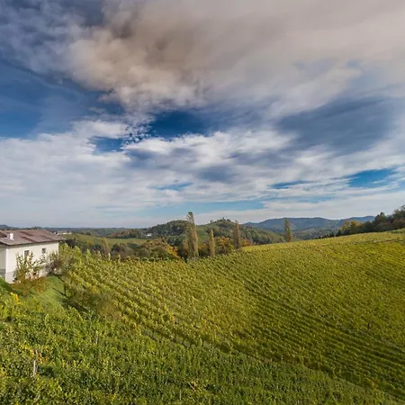 Weingut Hernach Vlg Roschitz *